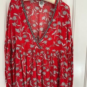 Ivy Jane Red and White Floral V-Neck Blouse sz. M